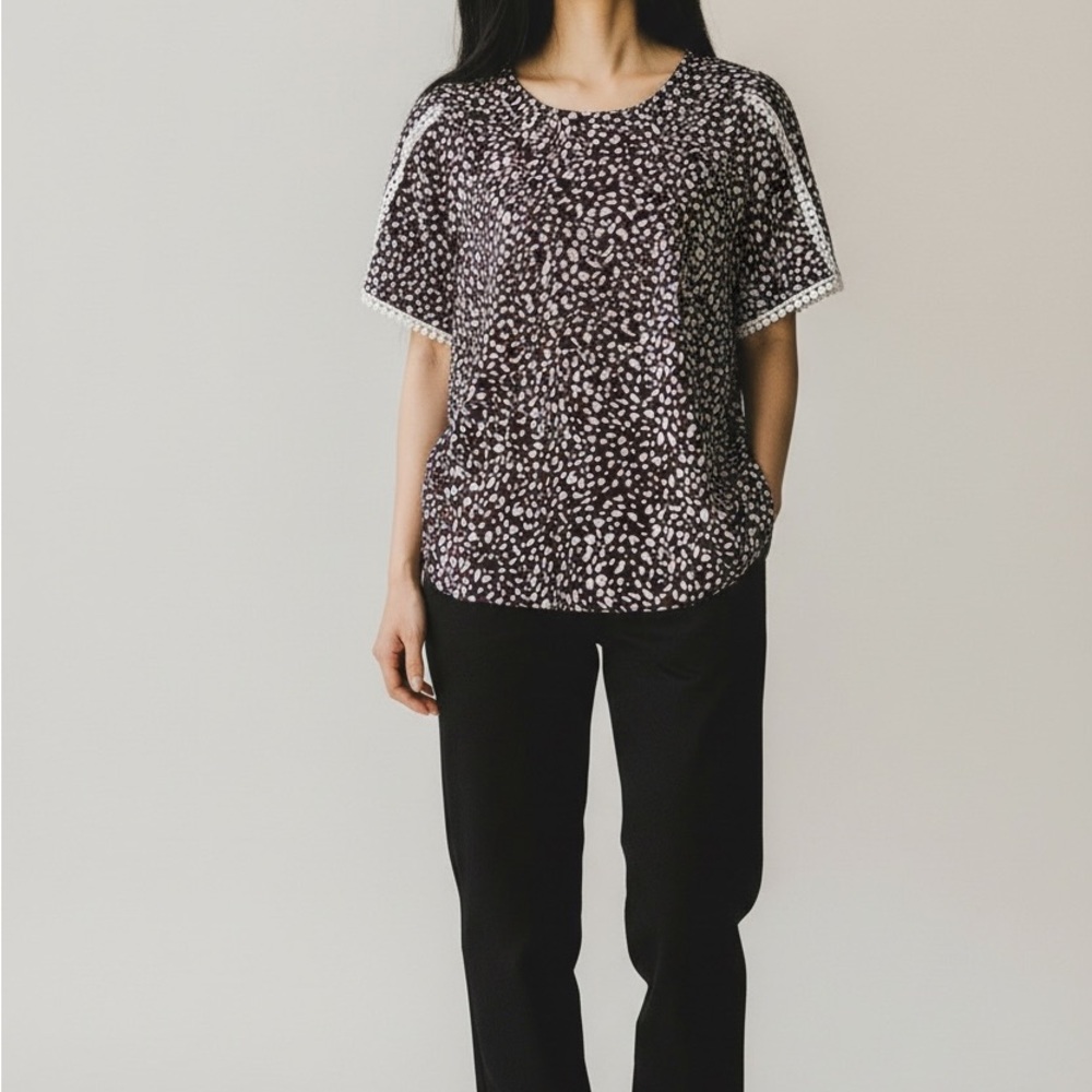 La Mode Black and White Lace Trim Short Sleeved Top Size Medium